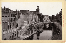 122453 Gezicht op de Oudegracht Weerdzijde te Utrecht met op de achtergrond de St.-Augustinuskerk en de Viebrug.